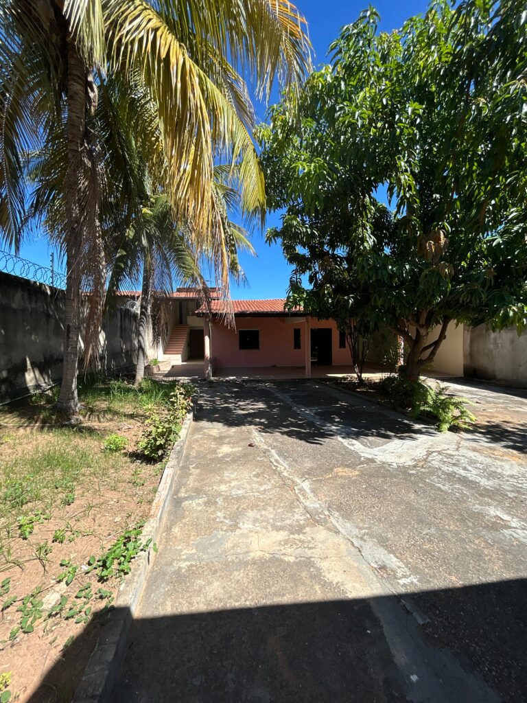 Casa para Venda na Rua Antônia Macedo Lobo nº 382 bairro Betolândia, na cidade de Juazeiro do Norte / CE, ponto de referência Supermercado Diniz.